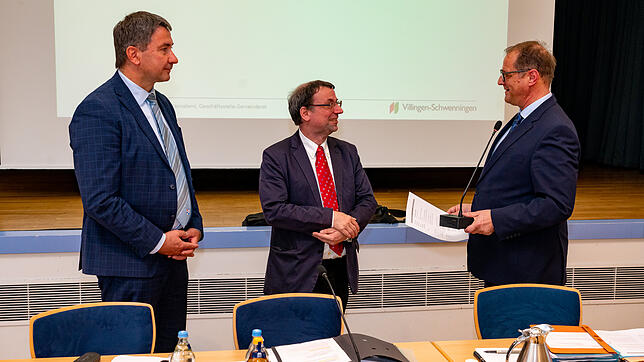 Baubürgermeister Detlev Bührer (links) und Oberbürgermeister Jürgen Roth bedanken sich bei Franz-Josef Holzmüller für seine Dienste für ...