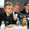 Polizeivizepräsident Gerold Sigg (links), hier bei einer Pressekonferenz, berichtete im Kreistag über die Sicherheitslage im Bodenseekreis.