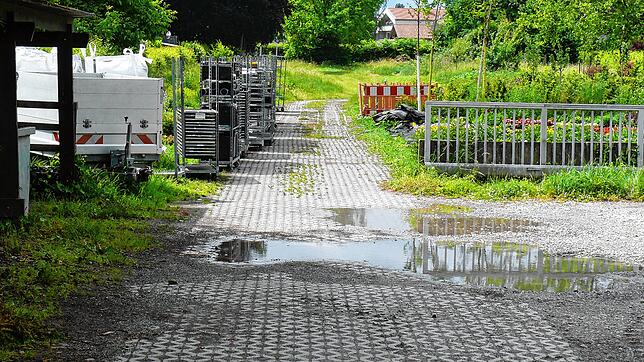 So sieht das schmale Grundstück, das mit vier Häusern bebaut werden soll, von der Seite des städtischen Friedhofs aus. Es verläuft ...