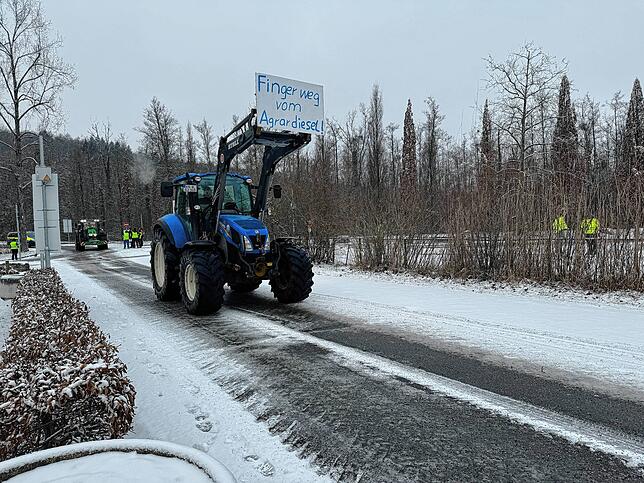 Mehr und mehr Traktoren sammeln sich auf dem Parkplatz der Mainau. Sie werden sich am Mittwochvormittag, 10. Januar, geschlossen auf den ...