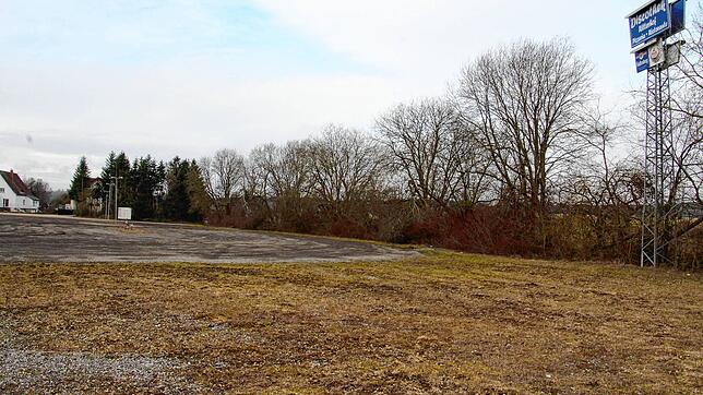 Das Landratsamt Sigmaringen will bis zu 90 Flüchtlinge in Containern auf dem Areal der Diskothek Ritterhof, nahe des Meßkircher ...