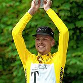 Sein größter Triumph: Jan Ullrich im Jahr 1997 mit der Tour-de-France-Siegertrophäe.