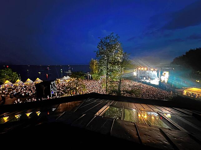 Wenn es Nacht wird am Bodensee – spektakulärer Blick über das Festivalgelände.