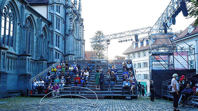 Münsterplatzfestspiele unter Einhaltung der Corona-Regeln: Die Sitzplätze sind im Abstand von 1,5 Meter angeordnet. Paare dürfen sich ...
