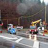 An der B313 sind Arbeiter damit beschäftigt, die neue, provisorische Ampelanlage aufzustellen.