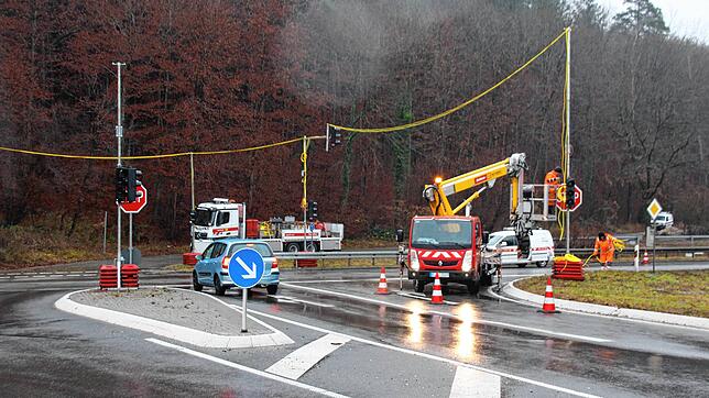 An der B313 sind Arbeiter damit beschäftigt, die neue, provisorische Ampelanlage aufzustellen.