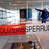 Ein Polizei-Absperrband im Ausstellungsraum des Kelten-Römer-Museums. Einbrecher haben im oberbayerischen Manching einen mehrere ...