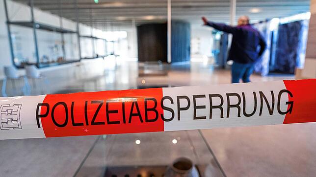 Ein Polizei-Absperrband im Ausstellungsraum des Kelten-Römer-Museums. Einbrecher haben im oberbayerischen Manching einen mehrere ...