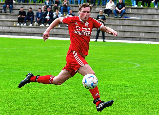 Früher Platzverweis: Luca Amann vom SV Eggingen kassierte beim 2:2 gegen den FC Weizen nach einer Notbremse gegen Fabian Baumann schon ...