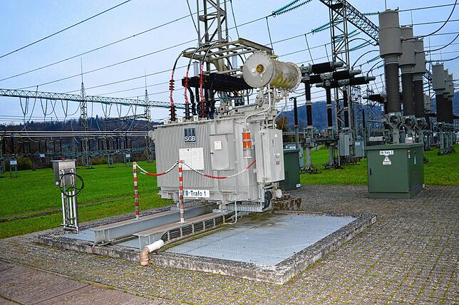 Der Eigenbedarfstransformator liefert den Strom, der in der Anlage selbst benötigt wird.