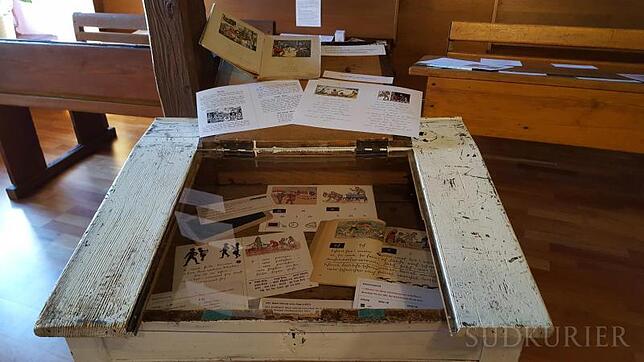 Lernen: Blick in die Ausstellung mit alten Schülerpulten und Lesefibeln in Sütterlin-Schrift zum Thema "Zur Geschichte des Lesenlehrens: ...