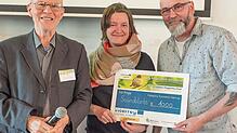 Stuart Simpson vom Europabüro Wien mit den Gewinnern Steffzi Knebel und Matz Kastning.