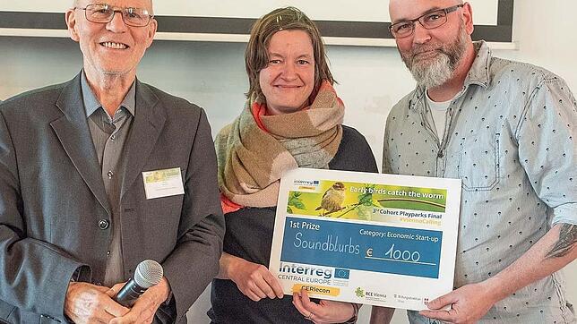 Stuart Simpson vom Europabüro Wien mit den Gewinnern Steffzi Knebel und Matz Kastning.