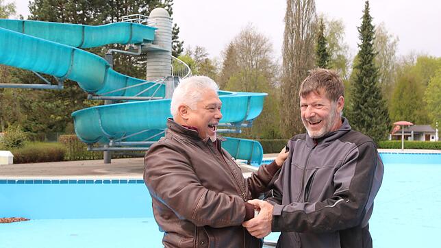 Personalwechsel im Parkschwimmbad. Remy Pérré (links) geht in Ruhestand. Neu im Schwimmmeister-Team ist Axel Stock.