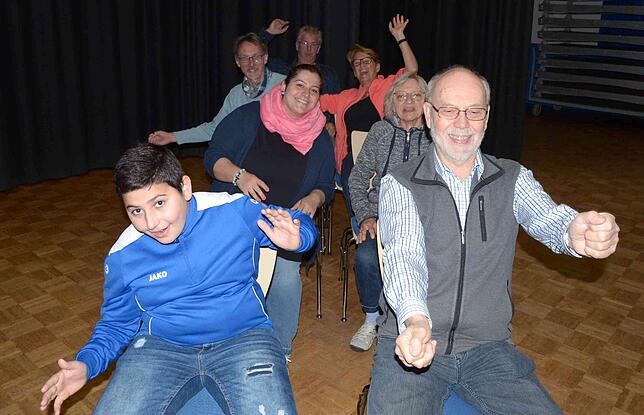 Die Schauspieler der Theatergruppe &bdquo;kreuz & quer&ldquo; proben für ihren Auftritt.