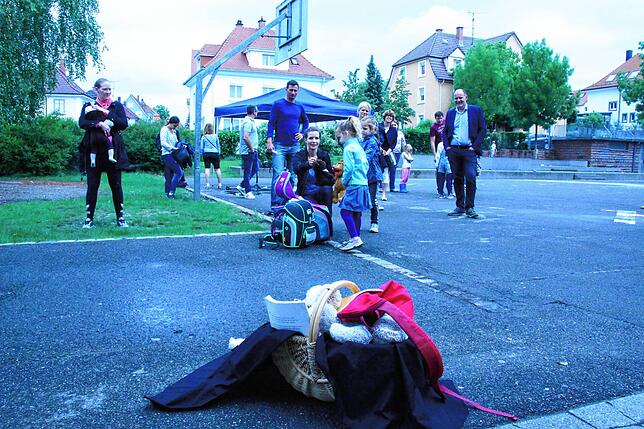 In der Corona-Krise werde die Bildung zu Grabe getragen, fürchten viele Eltern. In Singen wurde deshalb demonstriert und eine Petition ...