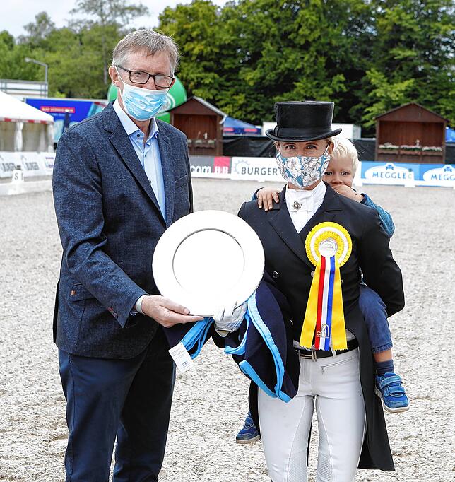 Turnierchef Kaspar Funke und Dressurstar Jessica von Bredow-Werndl mit ihrem Sohn.