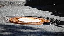 Ein Gullydeckel auf der B 34 zwischen Schmittenau und Rheinschloss in Waldshut ersetzt. (Symbolbild)