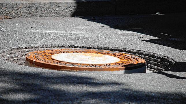 Ein Gullydeckel auf der B 34 zwischen Schmittenau und Rheinschloss in Waldshut ersetzt. (Symbolbild)
