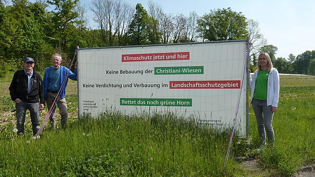 Der Protest gegen die Bebauung der Christiani-Wiesen geht weiter (von links): Raimund Blödt (Sprecher der Initiative Grünes Horn) sowie ...