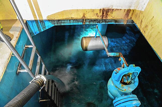 Blick in eine der Wasserkammern, in die das Hallenbadwasser mit 1000 Litern pro Minute gepumpt wurde.