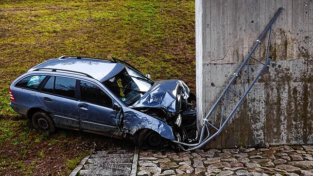 Kurioser Unfall an der Autobahnbrücke bei Laufenburg.