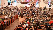 Herausragend nutzt Hansjörg Hilser mit seinen Musikern die außergewöhnliche Akustik der Stadtkirche. Bilder: Hans-Jürgen Kommert