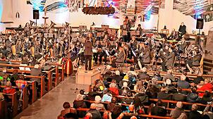 Herausragend nutzt Hansjörg Hilser mit seinen Musikern die außergewöhnliche Akustik der Stadtkirche. Bilder: Hans-Jürgen Kommert