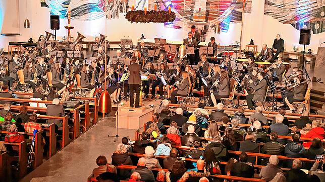 Herausragend nutzt Hansjörg Hilser mit seinen Musikern die außergewöhnliche Akustik der Stadtkirche. Bilder: Hans-Jürgen Kommert