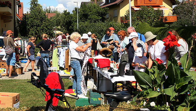 Der Flohmarkt, der am Festsonntag das Programm des Dingelsdorfer Herbstfestes ergänzt, wird jedes Jahr größer und noch beliebter.