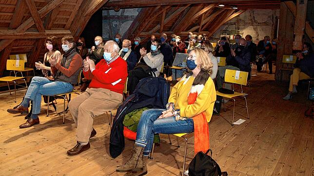 Mit Abstand bestuhlt &ndash; gut dreißig Zuhörer waren im Bodmanhaus in Gottlieben, um Joachim Zelter zu lauschen.