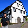 Ein imposantes Bauwerk: Der zwischen 500 und 600 Jahre alte Weingartener Hof in der Talstraße. Architekt Christian Schwär leitet mit ...