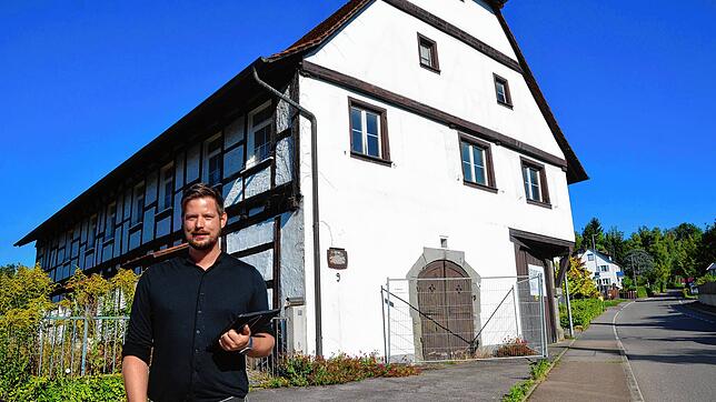 Ein imposantes Bauwerk: Der zwischen 500 und 600 Jahre alte Weingartener Hof in der Talstraße. Architekt Christian Schwär leitet mit ...