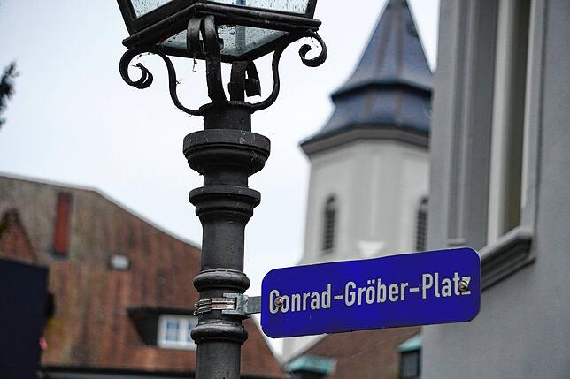 Unscheinbar ist das Blechschild, das an einer Straßenlaterne auf den Namen des Conrad-Gröber-Platzes in Waldshut hinweist. Im ...