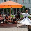 Zum Programm auf dem Heinrich-Weber-Platz anlässlich der offiziellen Eröffnung des Café International zählte auch eine Tanzdarbietung. ...