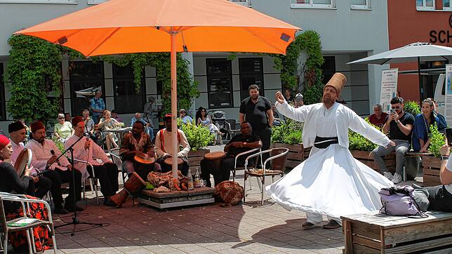 Zum Programm auf dem Heinrich-Weber-Platz anlässlich der offiziellen Eröffnung des Café International zählte auch eine Tanzdarbietung. ...