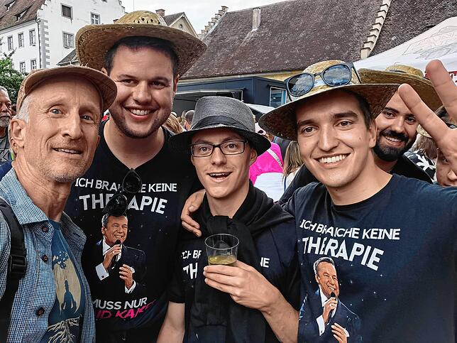 Die Salemer Schlagerfans Corvin Annen, Stefan Trenkle und Patrick Hummel (von rechts) mit SÜDKURIER-Reporter Jürgen Baltes.