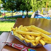 Am Strandbad Horn kostet die Portion Pommes 4 Euro. Wer Mayo oder Ketchup haben möchte, zahlt noch etwas mehr.