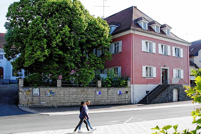 Das ehemalige Schloss wurde Ende des 17. Jahrhunderts von der Ortsherrschaft erbaut und bewohnt. Von 1831 bis 1969 wurde eine Brauerei ...