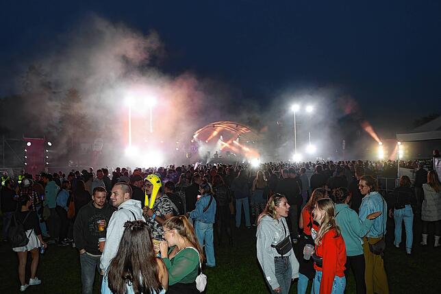 Bild 34: Konstanz: Das Gute-Zeit steigt: Elektro-Musik lockt Besucher ins Bodensee-Stadion