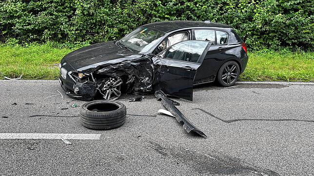 Bei der Frontalkollision wurde eine Autofahrerin leicht verletzt.