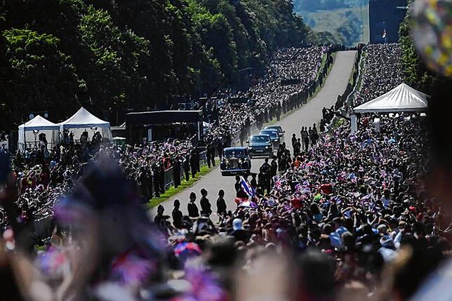 Meghan Markle und ihre Mutter Doria Ragland fahren vor der Trauung im Auto (vorne) den Long Walk vor dem Schloss Windsor entlang.