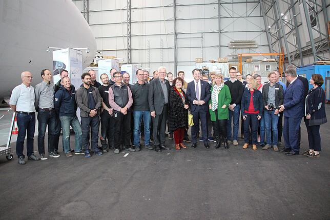 Baden-Württembergs Ministerpräsident Winfried Kretschmann mit dem Team der Zeppelin Luftschiffbau.