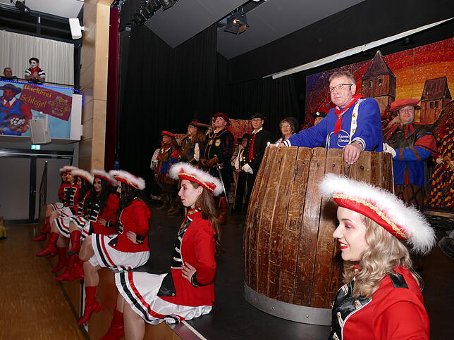 Bild 7: Bilder der Premiere zu den Narrenspielen des Rattlinger Narrenvereines Burg Rosenegg