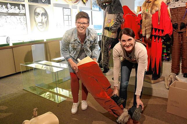 Anja Fluk (links) und Tamara Leute entkleiden die Figur des Randenwolfs. Sie sind Mitglieder der Narrenzunft Randenwölfe Nordhalden.