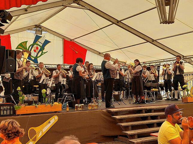 Mit Blasmusik vom Feinsten sorgte die Musikkapelle Menningen am Nachmittag für tolle Stimmung.