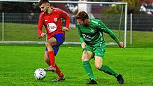 Der TSV Aach-Linzer (rechts Daniel Lohr) spielte vor anderthalb Wochen im Bezirkspokal auf den FC RW Salem (Mentor Cakiqi). Die Salemer ...