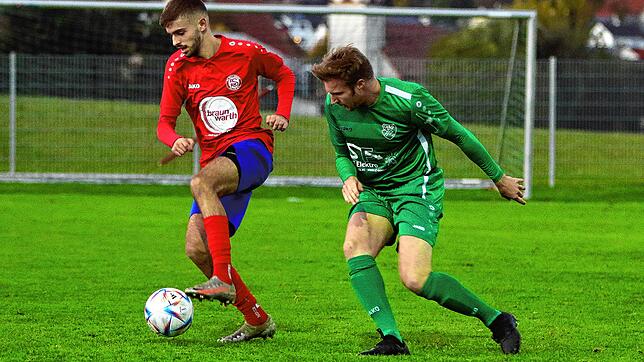 Der TSV Aach-Linzer (rechts Daniel Lohr) spielte vor anderthalb Wochen im Bezirkspokal auf den FC RW Salem (Mentor Cakiqi). Die Salemer ...