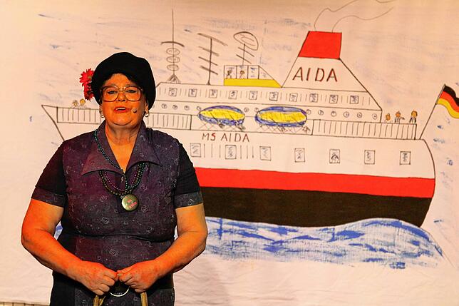 D´Saasy, Ingrid Anders, erzählt von der Kreuzfahrt mit der AIDA und von einem Decksteward, dessen Funktion sie wohl falsch verstanden hat.