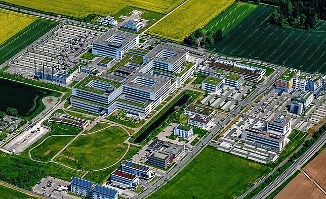 Der Klinikparkplatz (oben links) aus der Vogelperspektive.